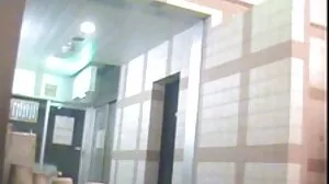 Une maman en porno arabe x chaleur rejoint une ado dans le bain