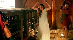 Petite ado latina cerclée avant de chevaucher une bite film de cul gratos