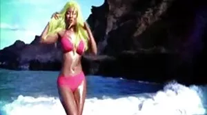 La jolie tchèque Tina Hot se fait pilonner en public porno x maman pour de l'argent