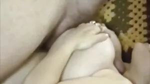 La belle-mère Yasmine espionne le petit ami de la cambrioleuse film x Mya et a vu sa grosse tige