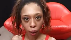 La google film x lubrique MILF Sasha Sean suce la bite d'un jeune mec après avoir baisé