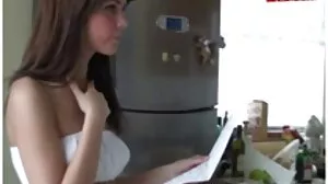 La jolie brune amateur Eurobabe Kelly Sun se fait déchirer film x jeune fille en public