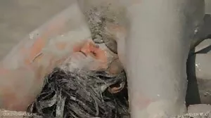 Une vraie pute mignonne donne une branlette au film porno cochonne client