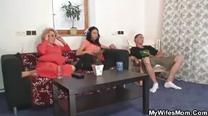 Petite Lily Ford cogne profondément dans sa un film porno film porno petite chatte