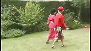 Pathétique lesbienne dominée par des maîtresses strapon film porno grosse femme