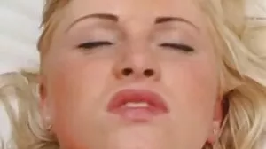 Piss babe jouant je veux regarder des films porno avec sa chatte trempée pendant une séance coquine