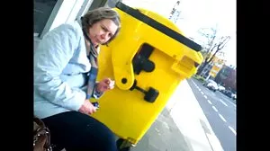 Une ado lesbienne film x élégante fait pipi et éclate une fente humide