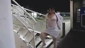 Un film porno gratuit cougar bébé adulte joue avec les seins chauds de maman et se fait baiser avec un strapon