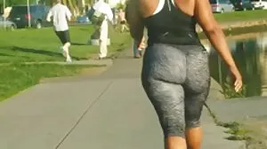 Faut voir la vidéo! Petite ado asiatique pilonnée par une film x hard énorme bite!
