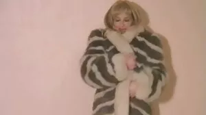 Plantureuse blonde se déshabillant dans la salle de bain les films x gratuits