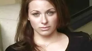 Une étudiante film adulte porno sexy montre ses seins en public dans un prêteur sur gages