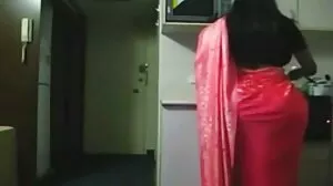 Posh Latina en lingerie x porno vidéo x porno jouant avec un esclave de bureau