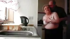 La belle-mère rousse MILF se fait baiser lors porno x anal d'un pique-nique dans la cour