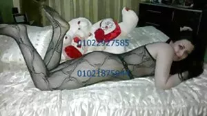 MILF sexy aux gros seins partage un long film porno francais plan à trois avec une jeune bite