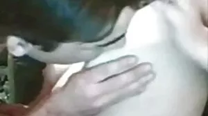 Femme brune sexy dans une affaire de tricherie avec le mari cocu de la BBC regarde lejla porno