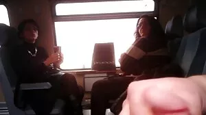 Salope chaude avec des film x canal mamelons gonflés suce une bite recouverte de sperme