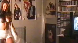 Piss babe chevauche le solo de tarzan 1994 goldenshower avant de se masturber