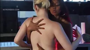 Preggo Black Whore est baisée durement 3 x porno par deux mecs excités