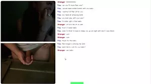 Une vraie australienne potelée joue avec sa voyeur x video chatte