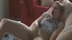 Dame mature rousse à lunettes baise film porno grosse bite au lit