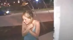 Une film x candaulisme milf blonde se fait pilonner dans un débarras pour de l'argent