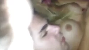 Une film x pipi salope enceinte passionnée se déchaîne en attrapant une bite