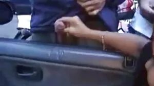 L'anneau film de boule x de langue rend cette chatte poilue de milf humide