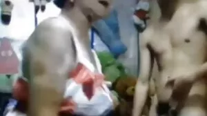 Le manchon serré d'Emma Hix xnxx porno x sort et la grosse bite de l'officier pénètre à l'intérieur