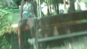 Gf ébène aux gros seins naturels gay x film cogne dans la salle de bain