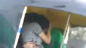 L'adolescente auto-stoppeuse Keely Jones film x lesbian se fait sodomiser la chatte par une énorme bite