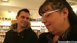 Une rousse suce profondément puis se fait baiser par une grosse bite noire porno marc dorcel