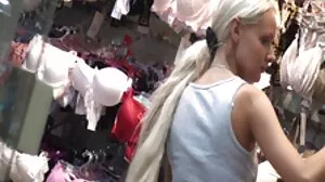 Les mère et fils x lesbiennes rousses Aria Carson et Maya Kendrick se font baiser