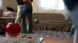 Une ado sans faille regarder films x pisse et se masturbe la chatte chauve